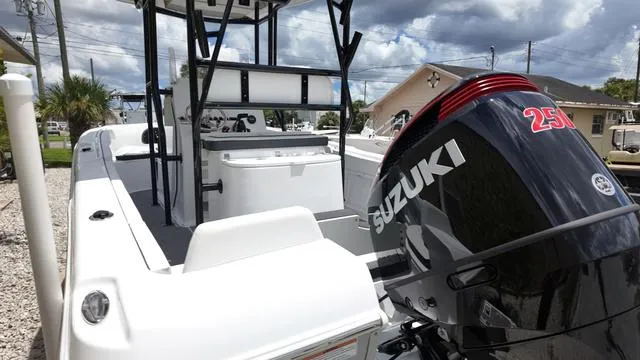 Slide: The Image of Clearwater 2200CC - SIMRAD GO9 - SUZUKI 250! 2025 - 10