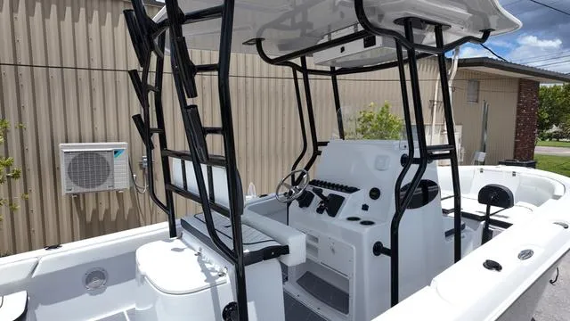 Slide: The Image of Clearwater 2200CC - SIMRAD GO9 - SUZUKI 250! 2025 - 11