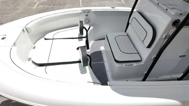 Slide: The Image of Clearwater 2200CC - SIMRAD GO9 - SUZUKI 250! 2025 - 12