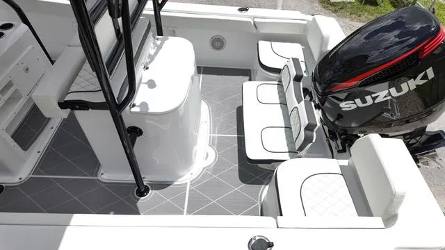 Slide: The Image of Clearwater 2200CC - SIMRAD GO9 - SUZUKI 250! 2025 - 13