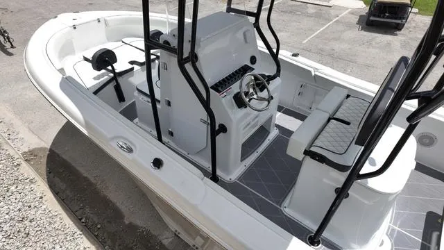 Slide: The Image of Clearwater 2200CC - SIMRAD GO9 - SUZUKI 250! 2025 - 14