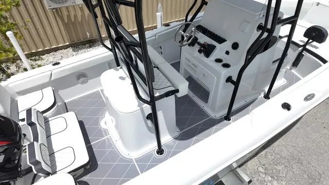 Slide: The Image of Clearwater 2200CC - SIMRAD GO9 - SUZUKI 250! 2025 - 16