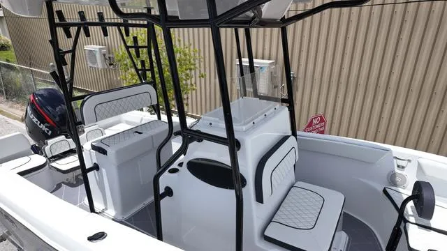 Slide: The Image of Clearwater 2200CC - SIMRAD GO9 - SUZUKI 250! 2025 - 17