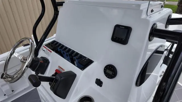 Slide: The Image of Clearwater 2200CC - SIMRAD GO9 - SUZUKI 250! 2025 - 19