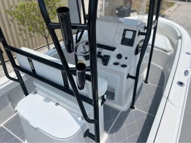 Slide: The Image of Clearwater 2200CC - SIMRAD GO9 - SUZUKI 250! 2025 - 30