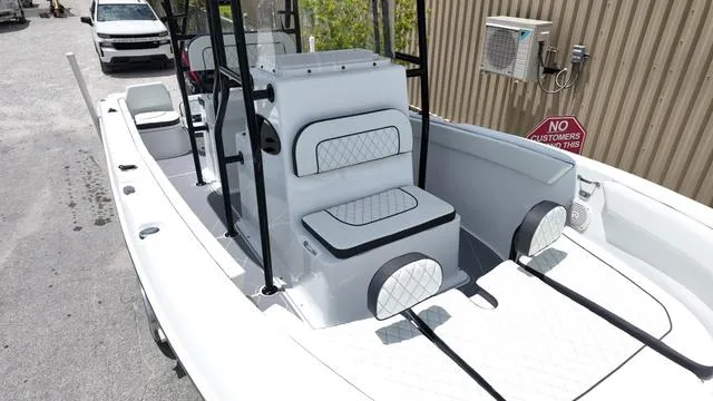 Slide: The Image of Clearwater 2200CC - SIMRAD GO9 - SUZUKI 250! 2025 - 4