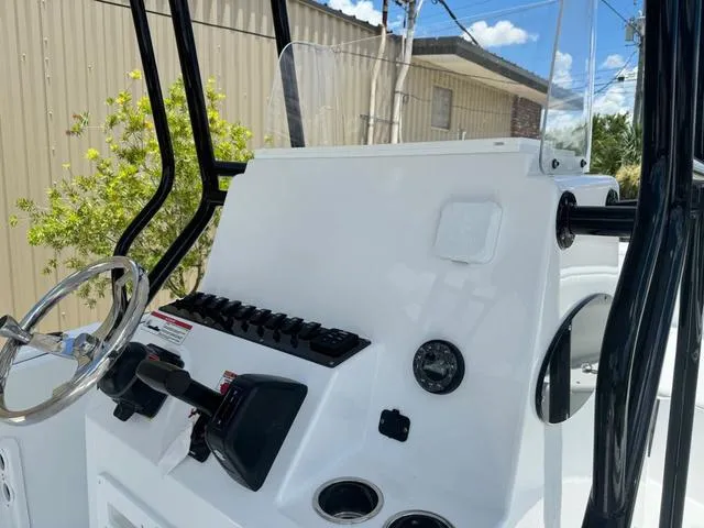 Slide: The Image of Clearwater 2200CC - SIMRAD GO9 - SUZUKI 250! 2025 - 44