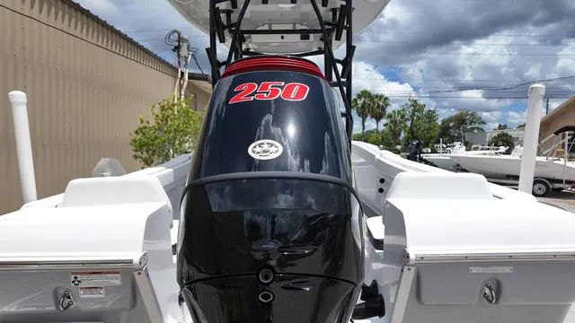 Slide: The Image of Clearwater 2200CC - SIMRAD GO9 - SUZUKI 250! 2025 - 8