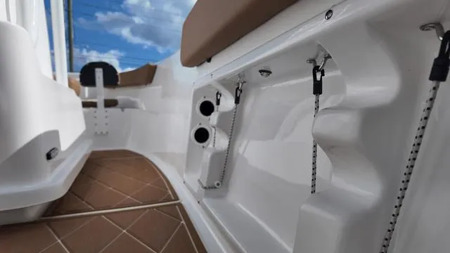 Slide: The Image of Polar 195 CC - Simrad 7 - Stereo System 2025 - 32