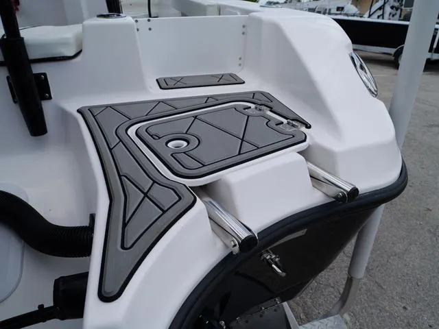 Slide: The Image of Polar 220 CC - Simrad 9 - Stereo 2025 - 17