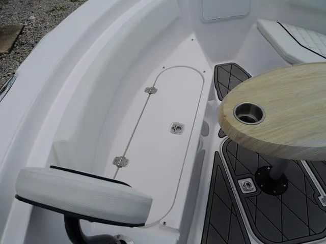 Slide: The Image of Polar 220 CC - Simrad 9 - Stereo 2025 - 27