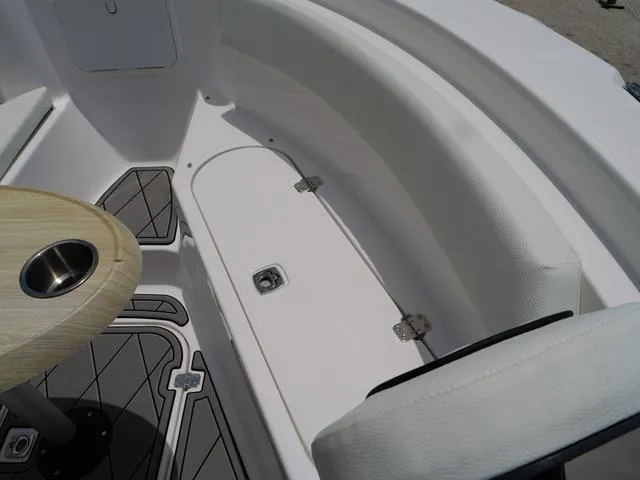 Slide: The Image of Polar 220 CC - Simrad 9 - Stereo 2025 - 29