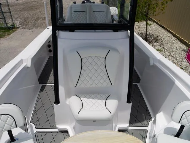 Slide: The Image of Polar 220 CC - Simrad 9 - Stereo 2025 - 32