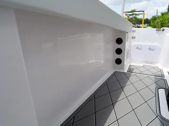 Slide: The Image of Polar 220 CC - Simrad 9 - Stereo 2025 - 33