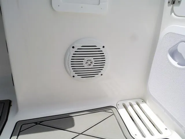 Slide: The Image of Polar 220 CC - Simrad 9 - Stereo 2025 - 36