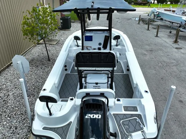 Slide: The Image of Polar 220 CC - Simrad 9 - Stereo 2025 - 43