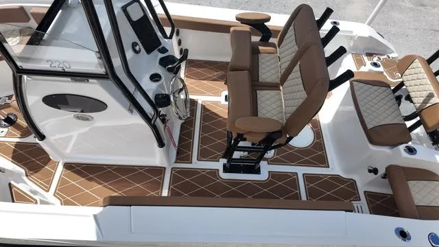 Slide: The Image of Polar 220 CC Simrad 9, Stereo, Ski Bar 2025 - 35