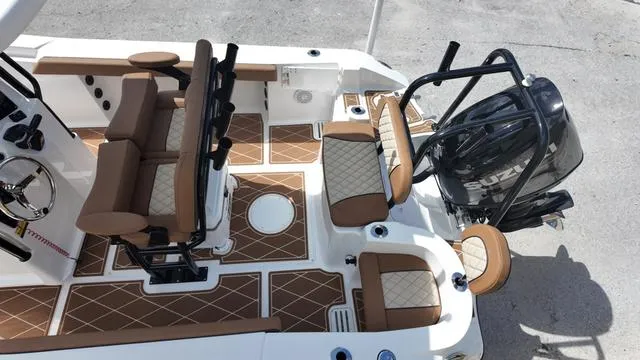 Slide: The Image of Polar 220 CC Simrad 9, Stereo, Ski Bar 2025 - 36