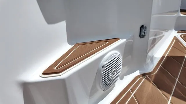 Slide: The Image of Polar 220 CC Simrad 9, Stereo, Ski Bar 2025 - 48