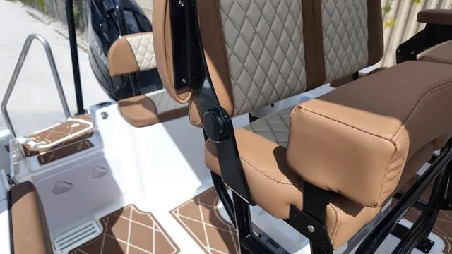 Slide: The Image of Polar 220 CC Simrad 9, Stereo, Ski Bar 2025 - 60