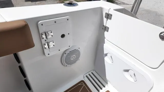 Slide: The Image of Polar 220 CC Simrad 9, Stereo, Ski Bar 2025 - 67