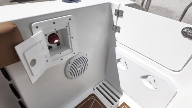 Slide: The Image of Polar 220 CC Simrad 9, Stereo, Ski Bar 2025 - 68