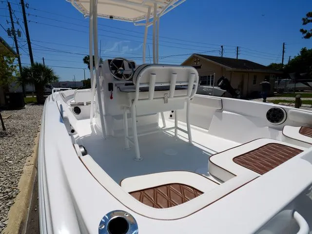 Slide: The Image of ALK 2 Powerboats 22CRX - Kicker Stereo - Simrad 9 2025 - 26