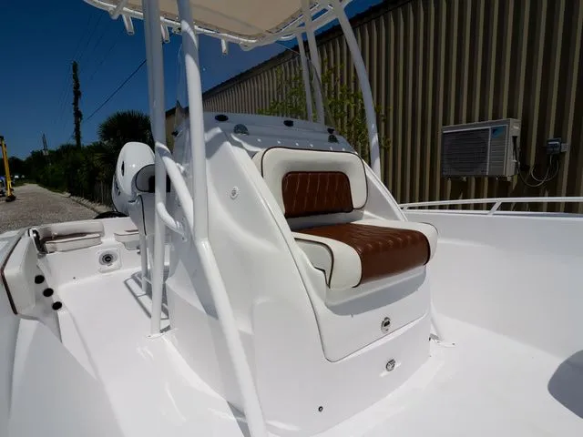 Slide: The Image of ALK 2 Powerboats 22CRX - Kicker Stereo - Simrad 9 2025 - 32