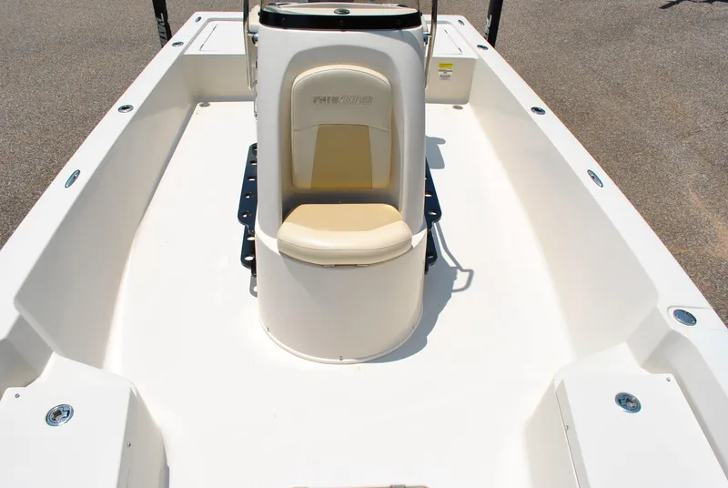 Slide: The Image of 2010 Pathfinder 2400 Tournament Edition boat interior with central console and seating. - 15