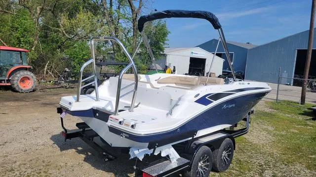 Slide: The Image of Hurricane SunDeck Sport 205 OB 2025 - 10