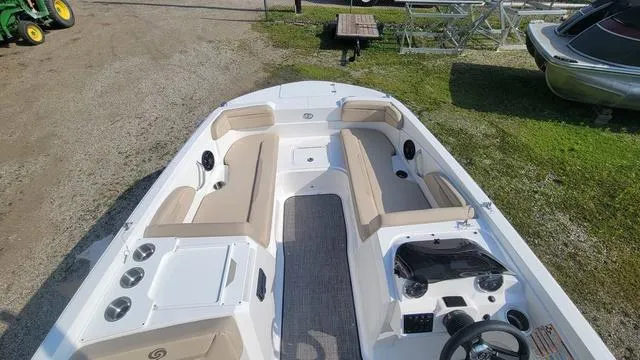 Slide: The Image of Hurricane SunDeck Sport 205 OB 2025 - 3