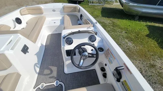 Slide: The Image of Hurricane SunDeck Sport 205 OB 2025 - 4