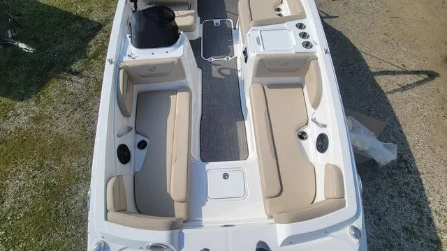 Slide: The Image of Hurricane SunDeck Sport 205 OB 2025 - 5