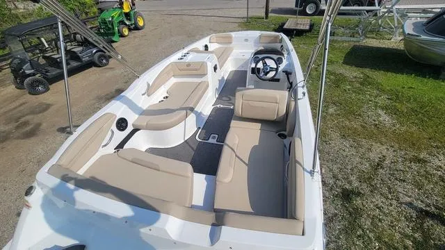 Slide: The Image of Hurricane SunDeck Sport 205 OB 2025 - 6