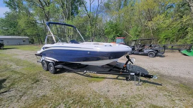 Slide: The Image of Hurricane SunDeck Sport 205 OB 2025 - 9