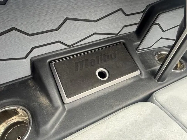 Slide: The Image of Malibu Wakesetter 22 MXZ 2025 - 13