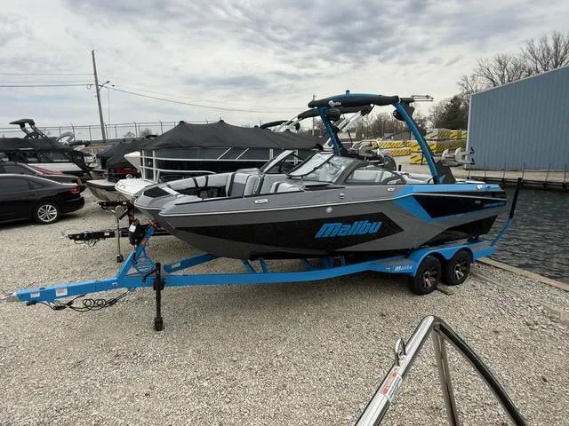 Slide: The Image of Malibu Wakesetter 22 MXZ 2025 - 2