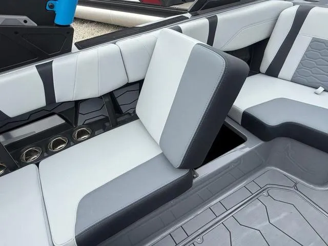 Slide: The Image of Malibu Wakesetter 22 MXZ 2025 - 8