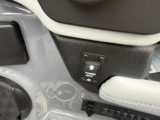 Slide: The Image of Malibu Wakesetter 22 MXZ 2025 - 9