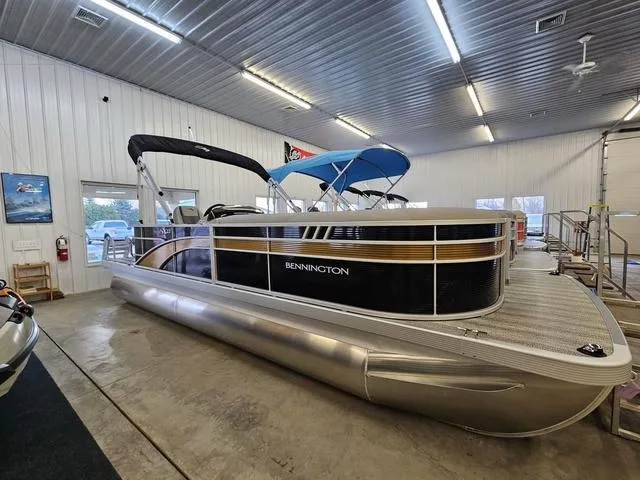 The Image of Bennington 22 SXL 2025 - 1
