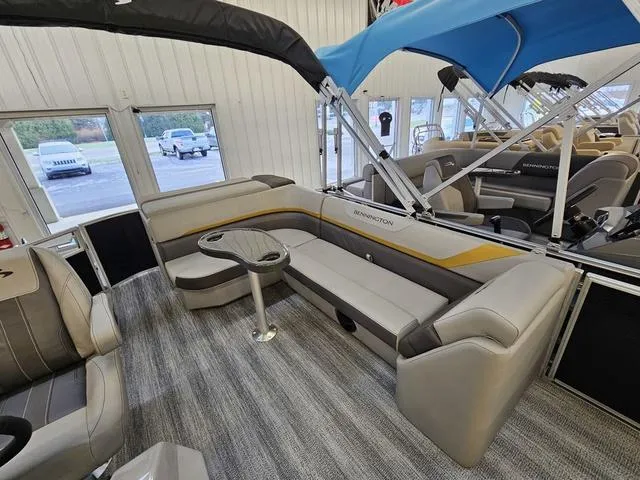 Slide: The Image of Bennington 22 SXL 2025 - 8