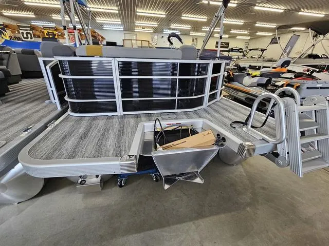 Slide: The Image of Bennington 22 SXL 2025 - 9