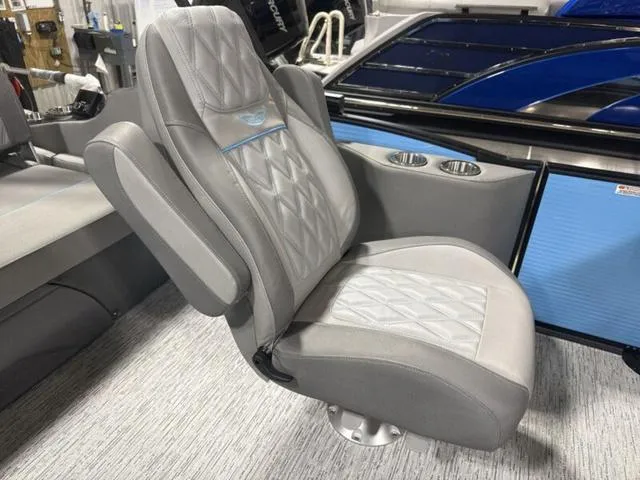 Slide: The Image of Bennington R Bowrider Swingback 24 RTSB 2025 - 10