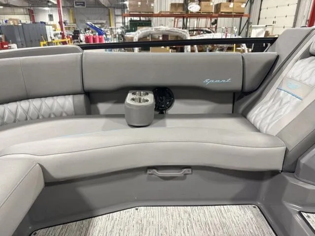 Slide: The Image of Bennington R Bowrider Swingback 24 RTSB 2025 - 22