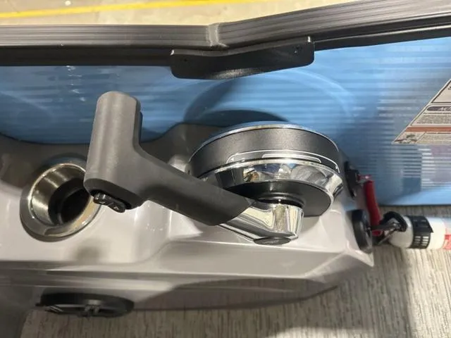 Slide: The Image of Bennington R Bowrider Swingback 24 RTSB 2025 - 24