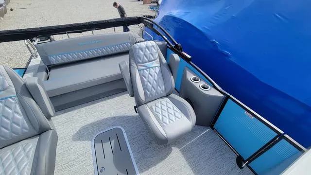 Slide: The Image of Bennington R Bowrider Swingback 24 RTSB 2025 - 27