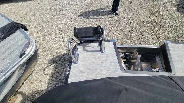 Slide: The Image of Bennington R Bowrider Swingback 24 RTSB 2025 - 30