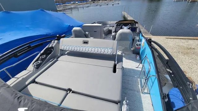 Slide: The Image of Bennington R Bowrider Swingback 24 RTSB 2025 - 31