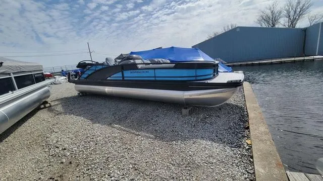 Slide: The Image of Bennington R Bowrider Swingback 24 RTSB 2025 - 32