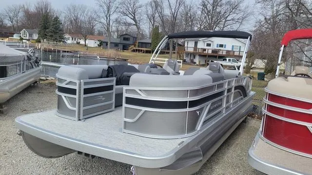 The Image of Bennington S Swingback 22 SSB 2025 - 1